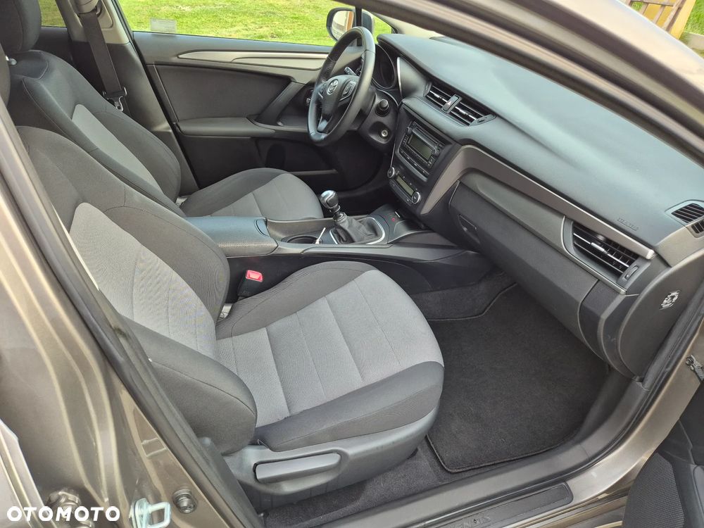 Toyota Avensis 1.6 Active - 19