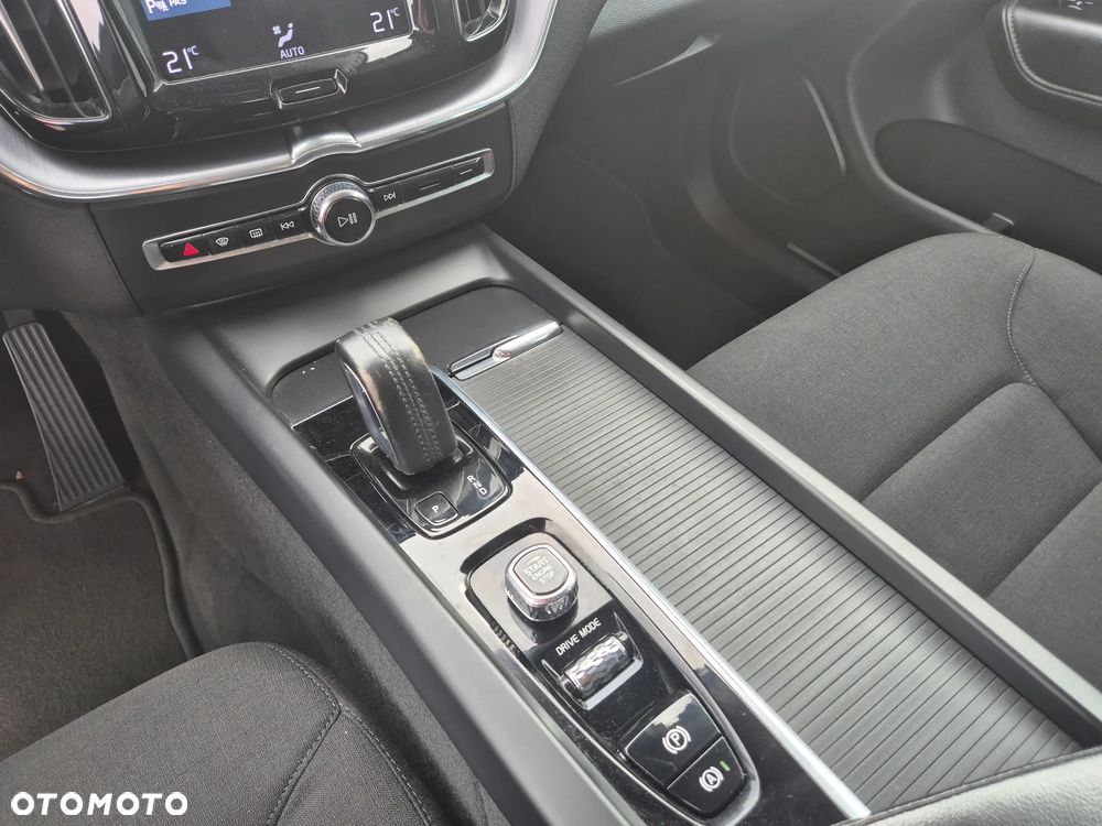 Volvo XC 60 B4 D AWD Geartronic Momentum Pro - 31
