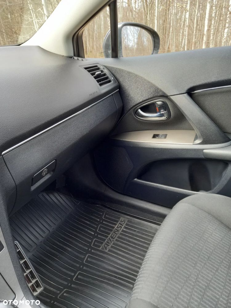 Toyota Avensis - 17
