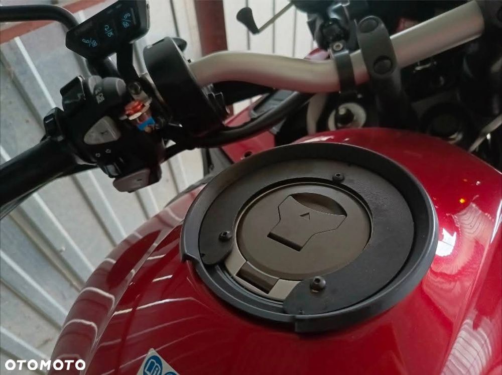 Honda VFR - 12