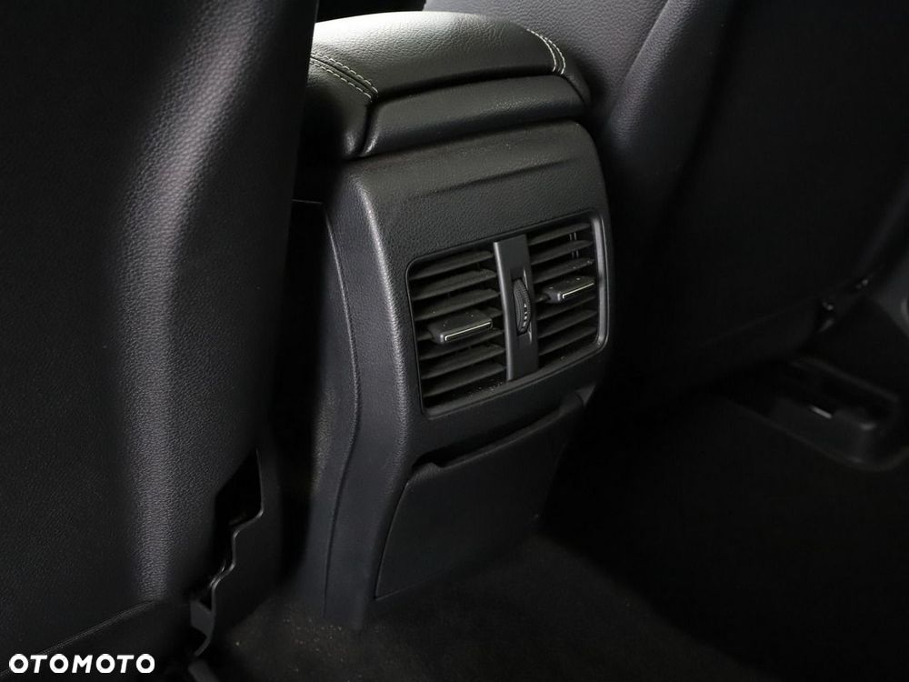 Mercedes-Benz GLA 200 7G-DCT - 38