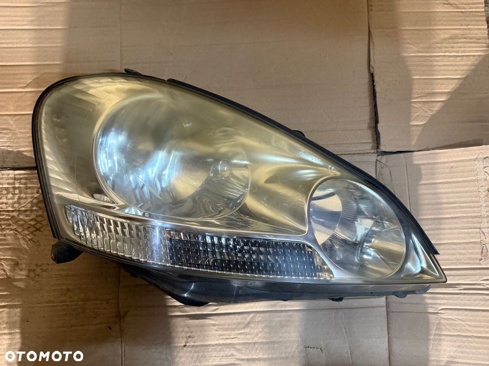 Lampy przednie Toyota Avensis Verso 01-03r. - 1