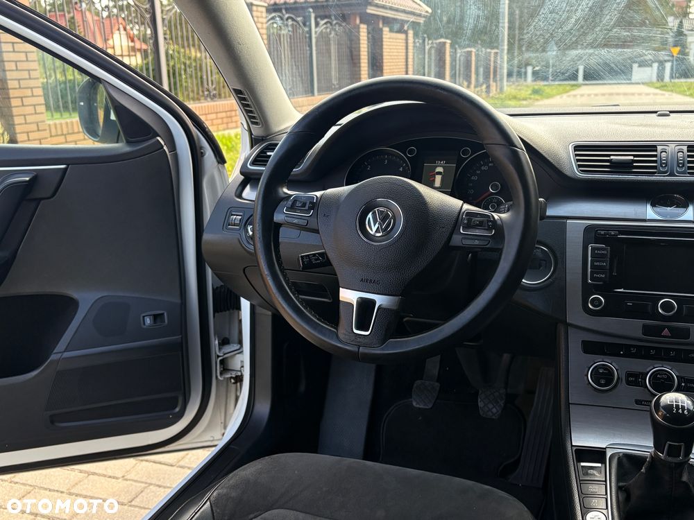 Volkswagen Passat - 16