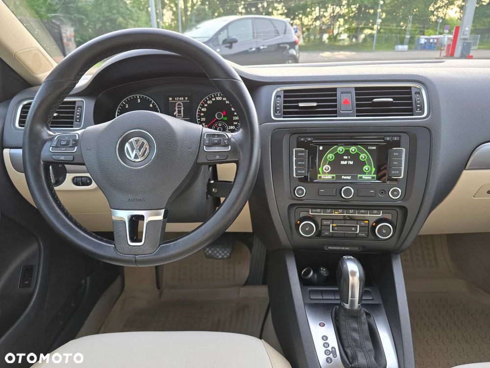 Volkswagen Jetta 2.0 TDI Highline DSG - 10
