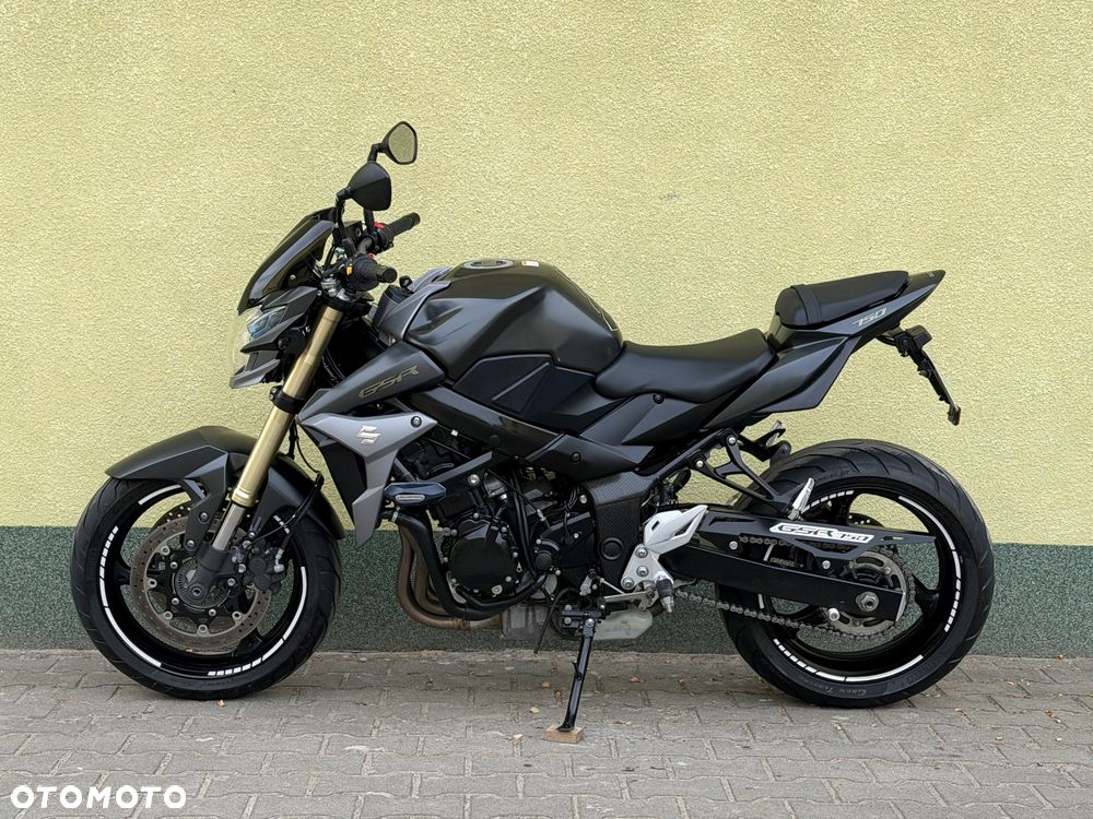 Suzuki GSR - 24