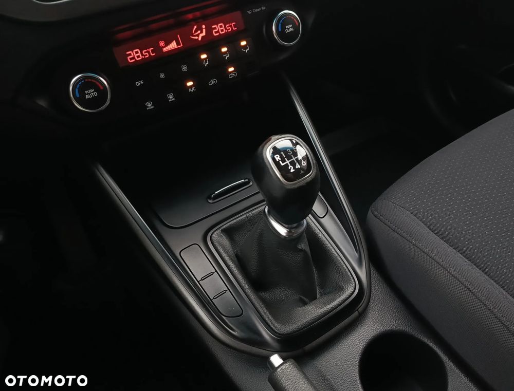 Kia Carens 1.6 GDI M - 12