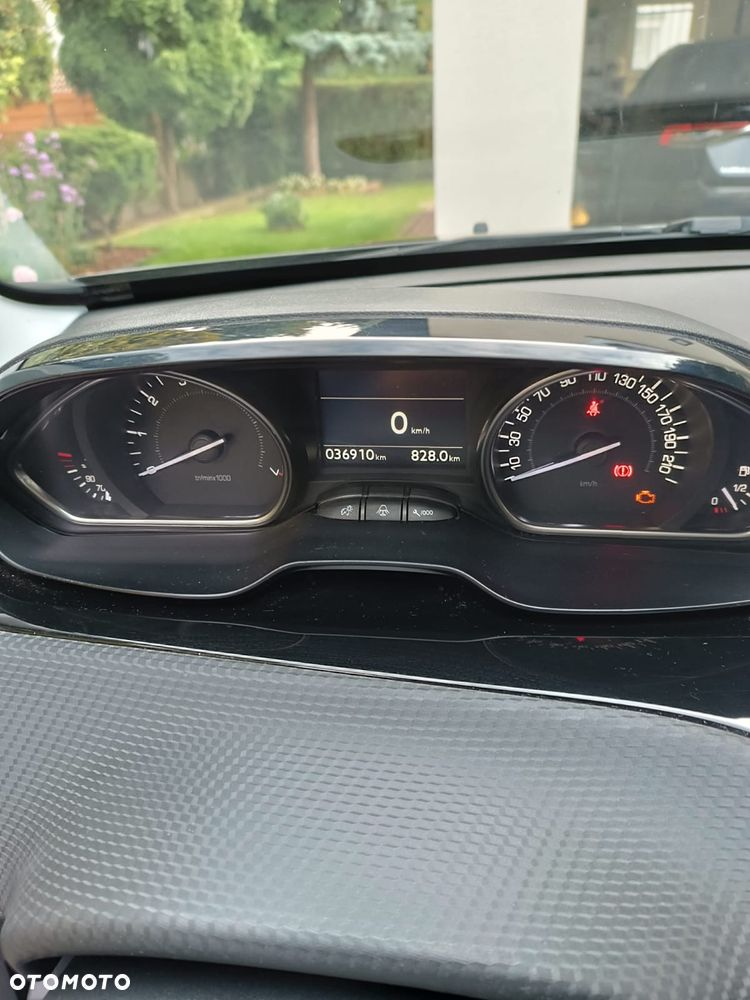 Peugeot 2008 1.2 Pure Tech Allure S&S - 9