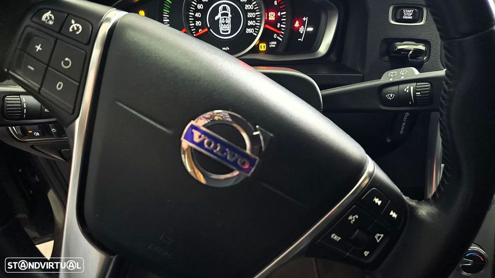 Volvo V60 Cross Country 2.0 D3 Momentum - 24