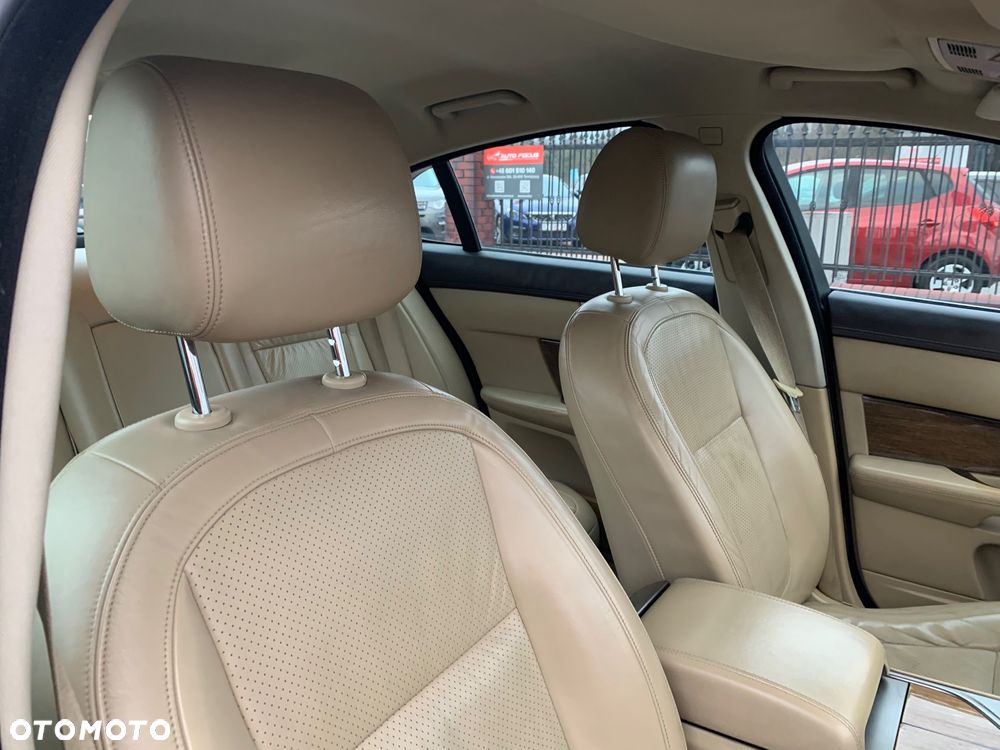 Jaguar XF 2.7 V6 Premium Luxury - 30