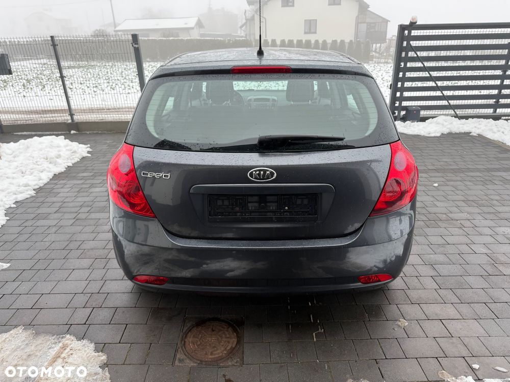 Kia Ceed - 8