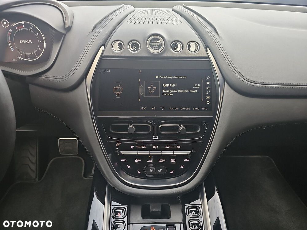 Aston Martin DBX - 24
