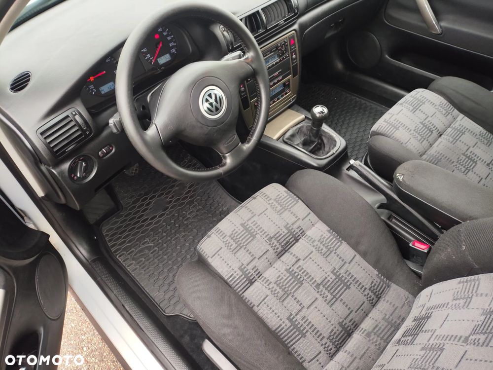 Volkswagen Passat 1.9 TDI Highline - 11