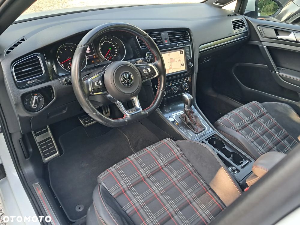 Volkswagen Golf - 25