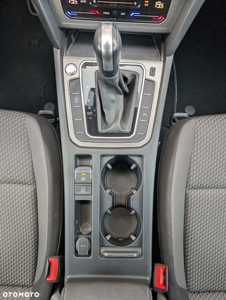 Volkswagen Passat - 32