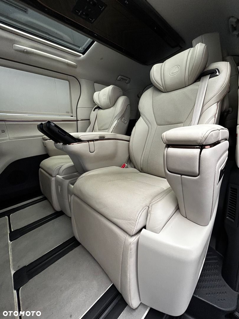 Lexus LM - 22