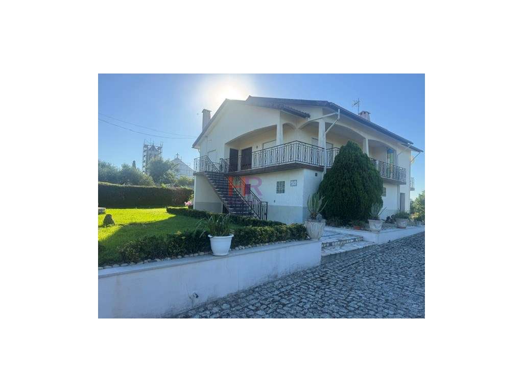 Vende-se Moradia Isolada com garagem e com terreno e árvores de fruto. - Grande imagem: 3/60