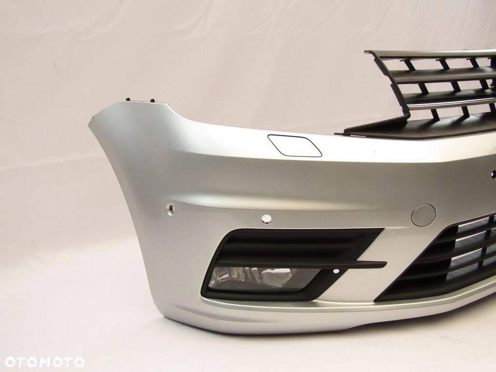 Zderzak przedni VW Caddy LIfe 15 - 20 Sprysk. / Pdc-6 Lakier LA7W - 17