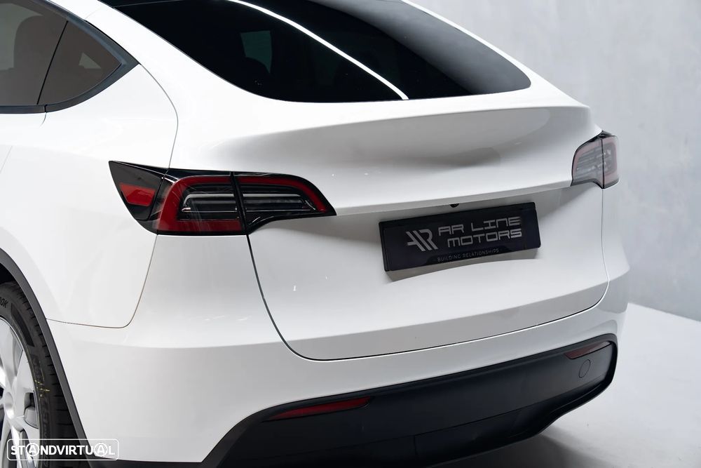 Tesla Model Y Long Range Dual Motor AWD - 13
