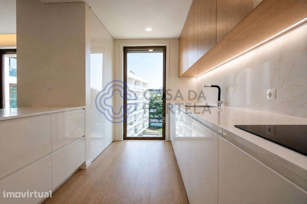 T1 moderno, luminoso e como novo, com varanda e garagem box - Grande imagem: 3/26