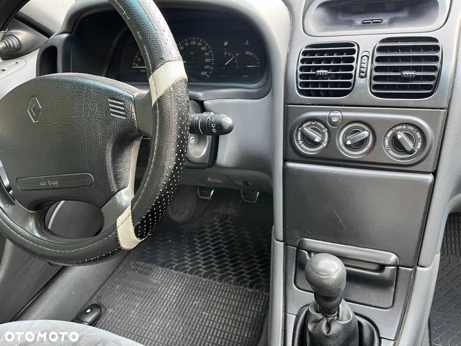 Renault Laguna 1.8 RN - 10