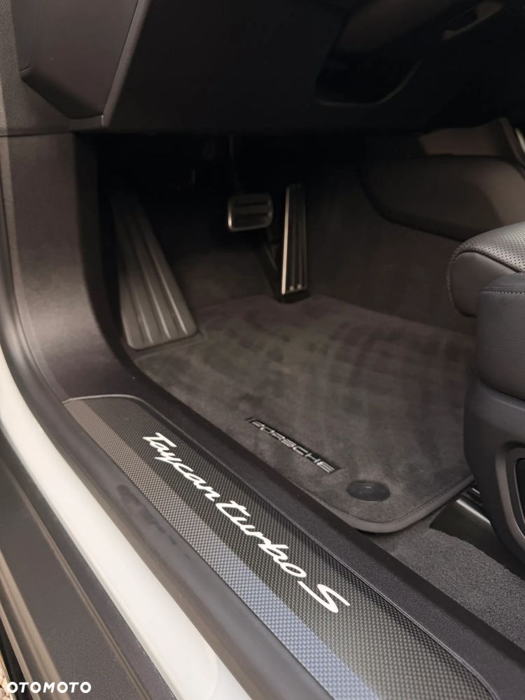 Porsche Taycan - 11