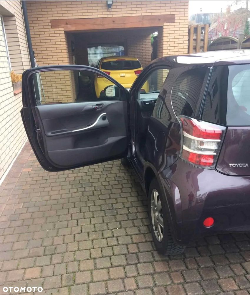 Toyota iQ - 12