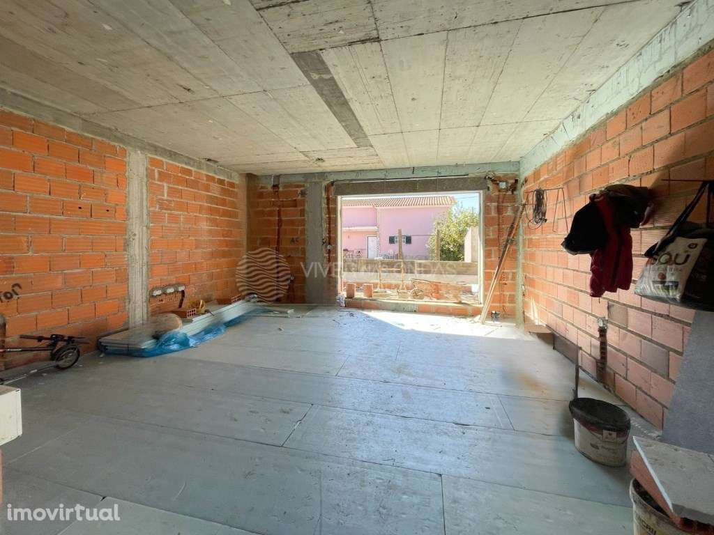 Moradia Geminada T4 - 3 Suítes, Piscina e Garagem - Fernão Ferro - Grande imagem: 3/9