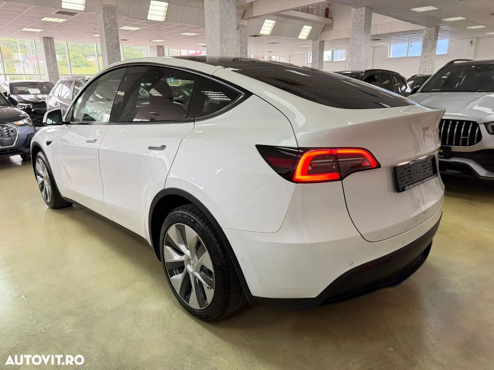 Tesla Model Y - 11