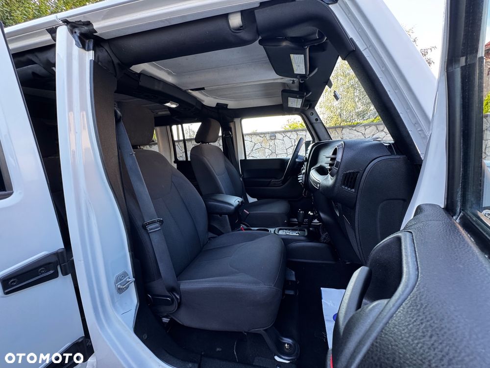 Jeep Wrangler 3.6 Unlim Sahara - 21