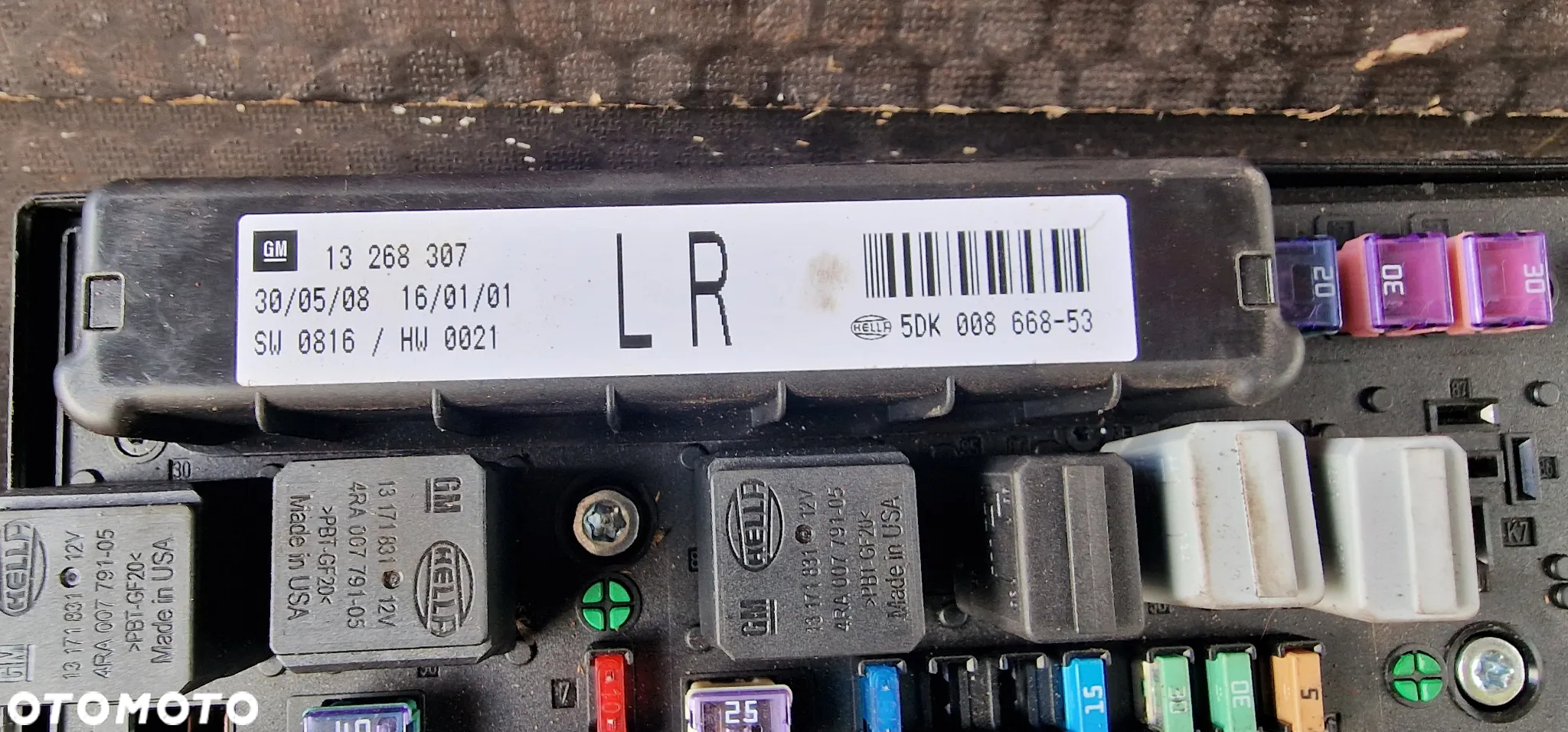 SKRZYNKA BEZPIECZNIKÓW OPEL ASTRA H 1.4 16V 13268307LR - 2