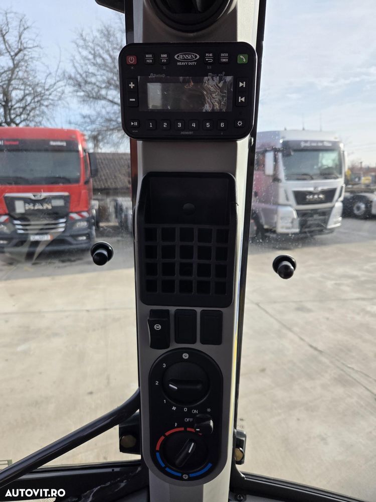 New Holland ROTI EGALE, 89kW-120CP, BRAT extensibil adanc sapare 6m, Powershift, cupa mulfufntionala 4x1 cu FURCI, Anvelope Michelin, Aer conditionat, Cutie automata, Radio, Certificat CE, garantie 1 an, posibilitate leasing 4 ani, PROMOTIE 86.900 EUR+Tva - 20