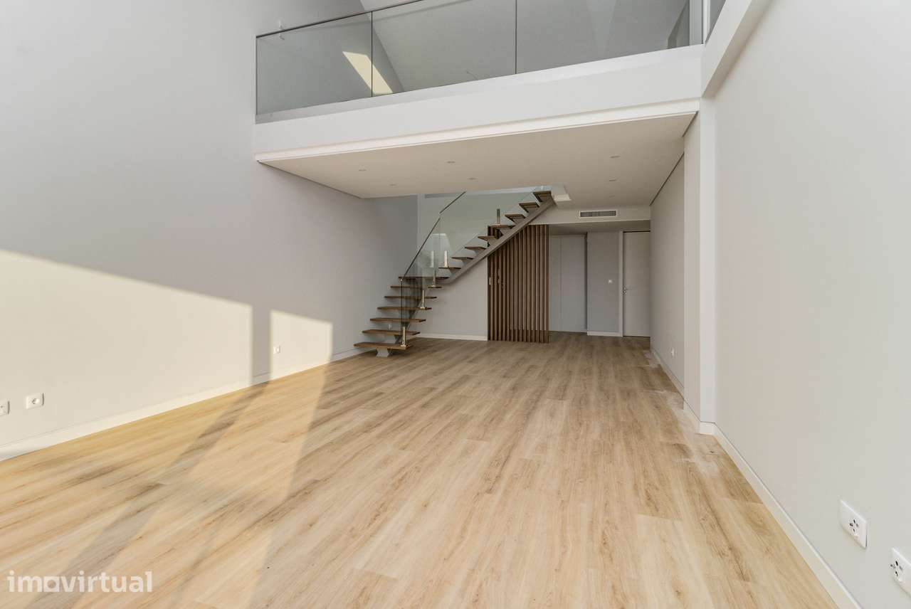 APARTAMENTO T3+1 DUPLEX CENTRO DE CARCAVELOS - Grande imagem: 4/36