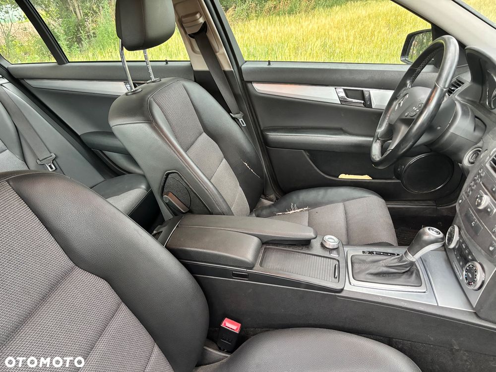Mercedes-Benz Klasa C 180 CGI Automatik BlueEFFICIENCY Avantgarde - 24