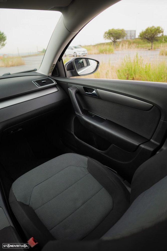 VW Passat 1.6 TDI Confortline BM - 29