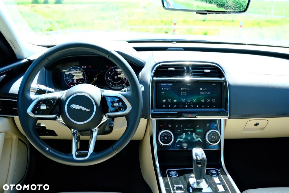 Jaguar XE 25t Prestige - 26