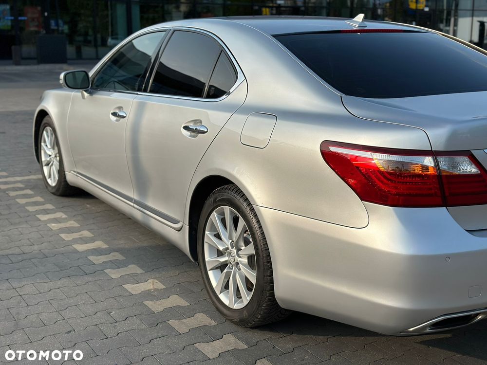 Lexus LS 460 AWD - 13