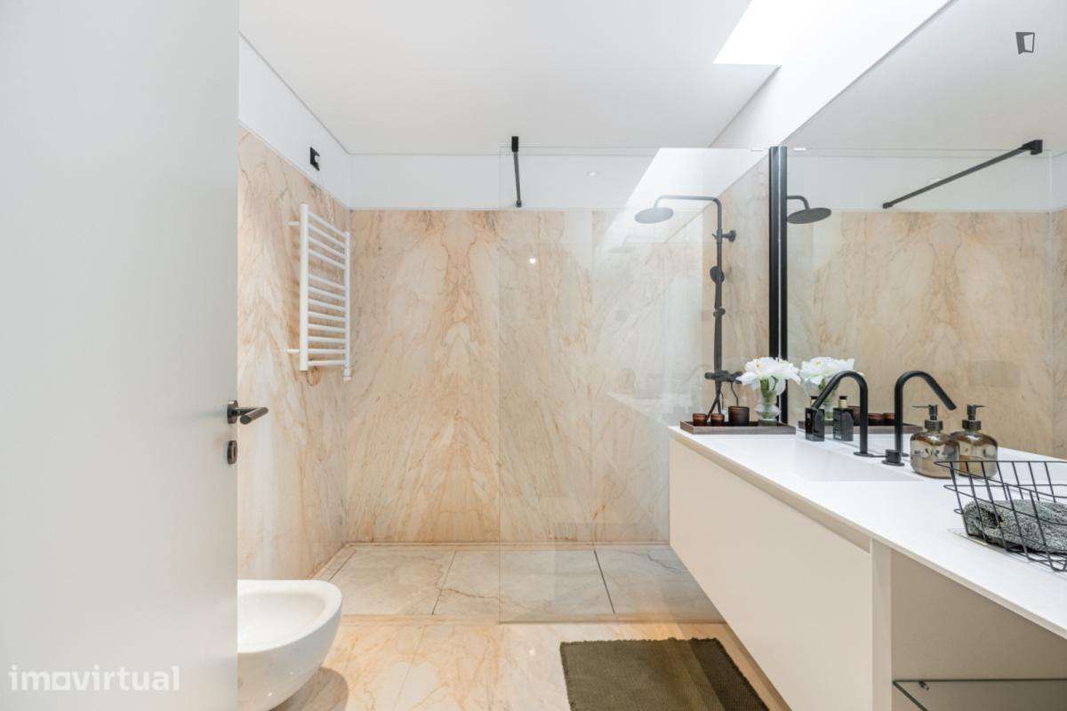 Quarto - localizado em Lordelo do Ouro Porto - Grande imagem: 3/13