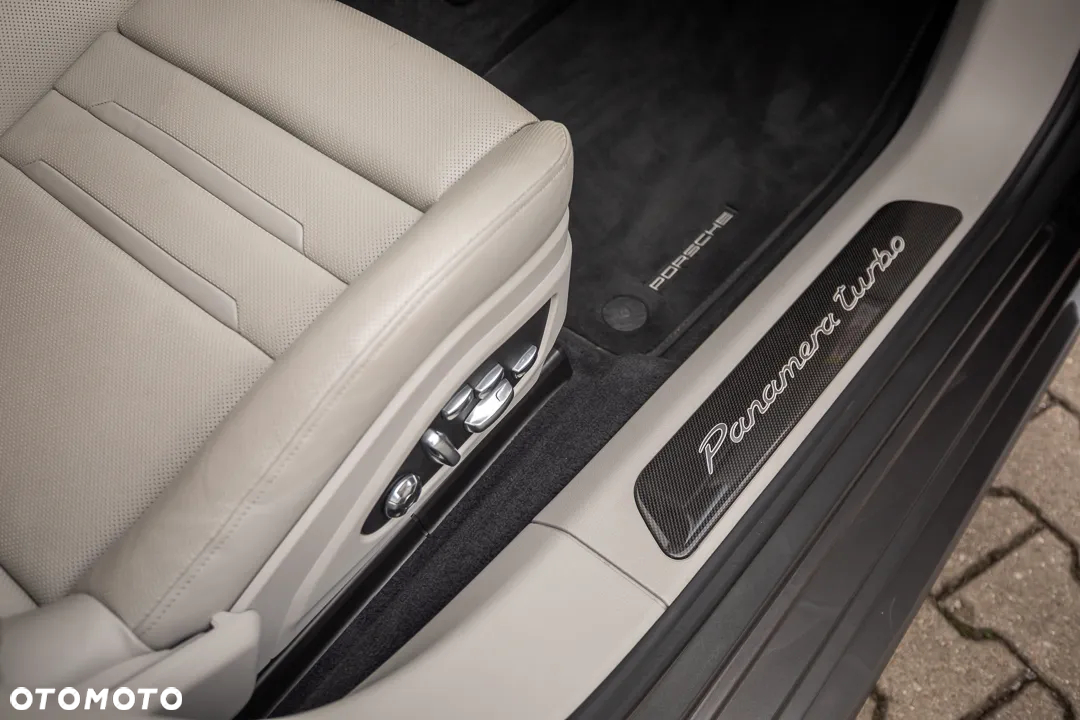 Porsche Panamera Turbo - 31