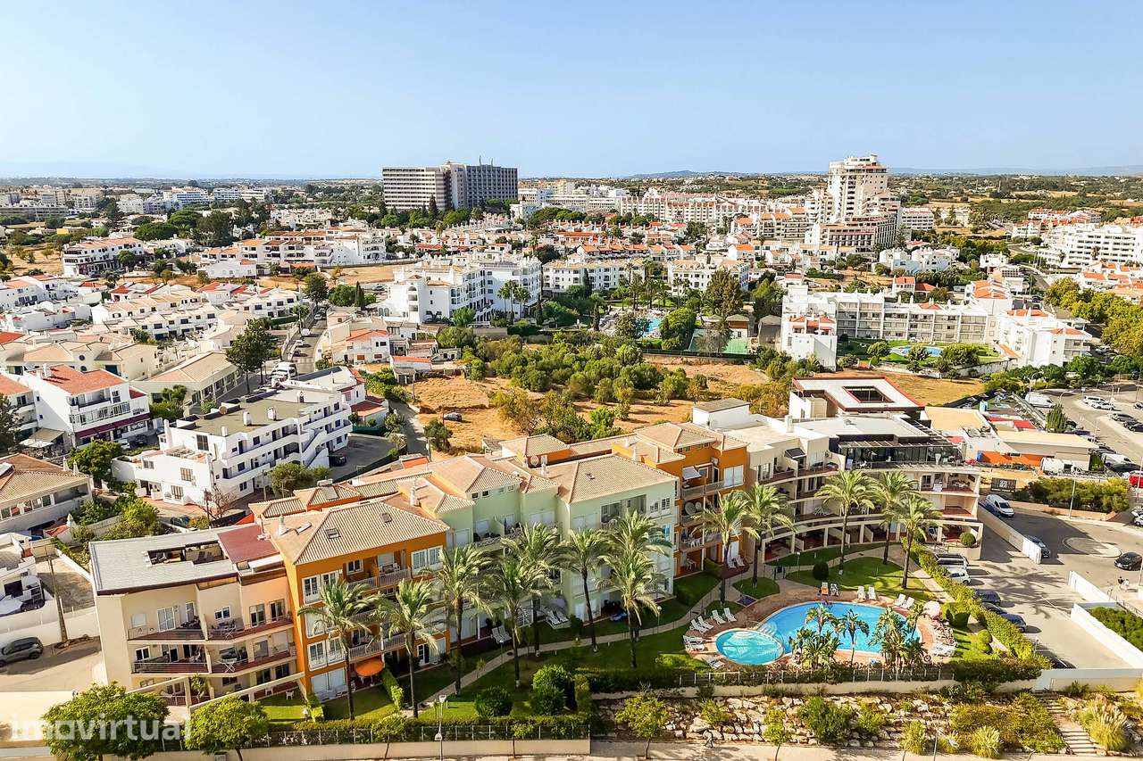 Penthouse T1+1 renovada com grande terraço, piscina e vista mar - Grande imagem: 4/31