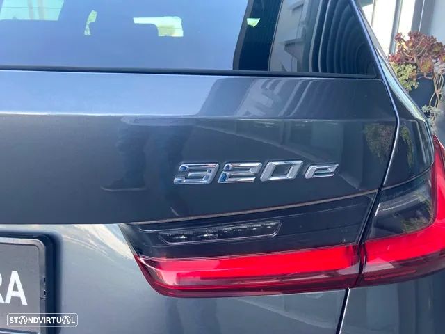 BMW 320 e Touring Pack Desportivo M Auto - 9