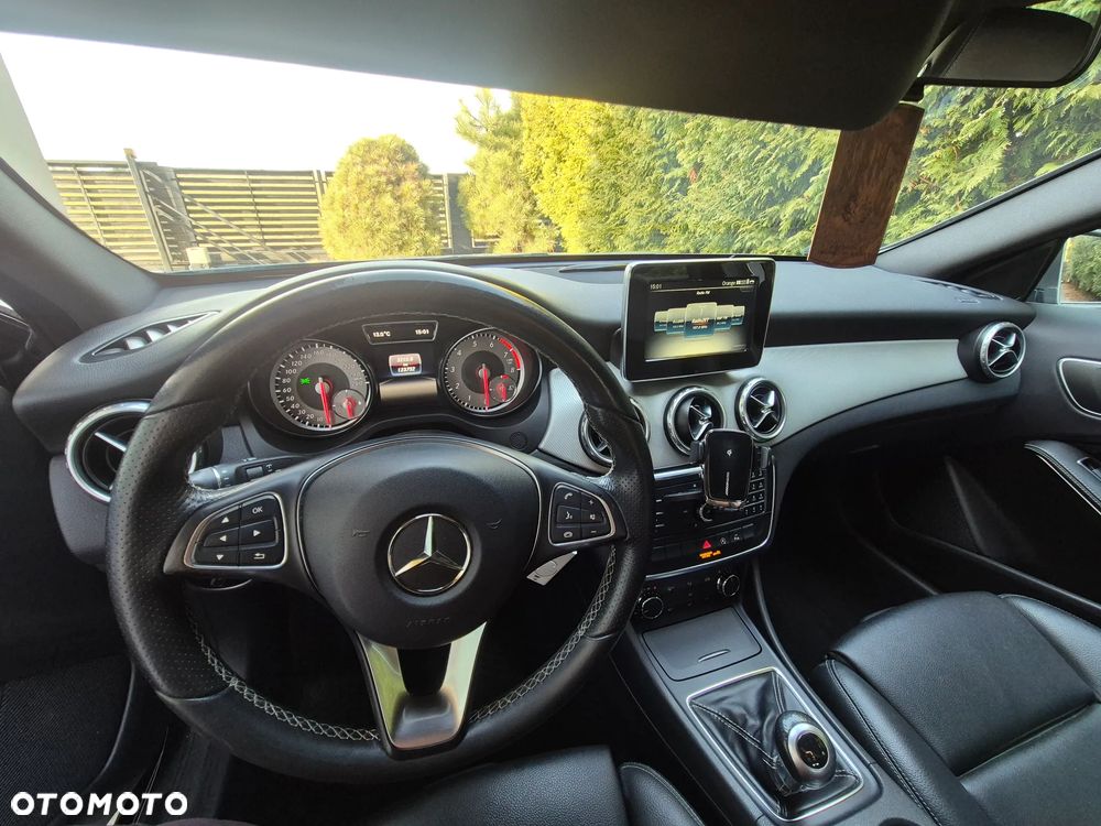 Mercedes-Benz GLA 180 Activity Edition - 12