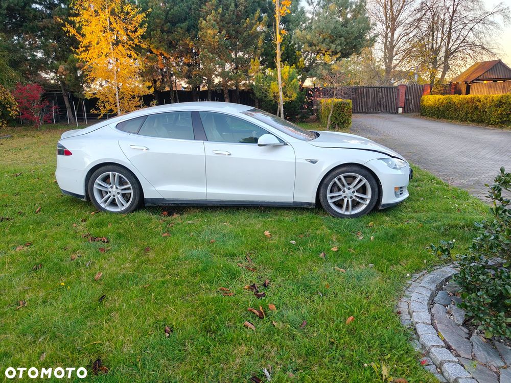 Tesla Model S - 3