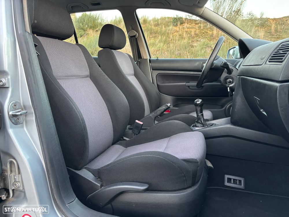 VW Golf 1.9 TDi 25 Anos - 21