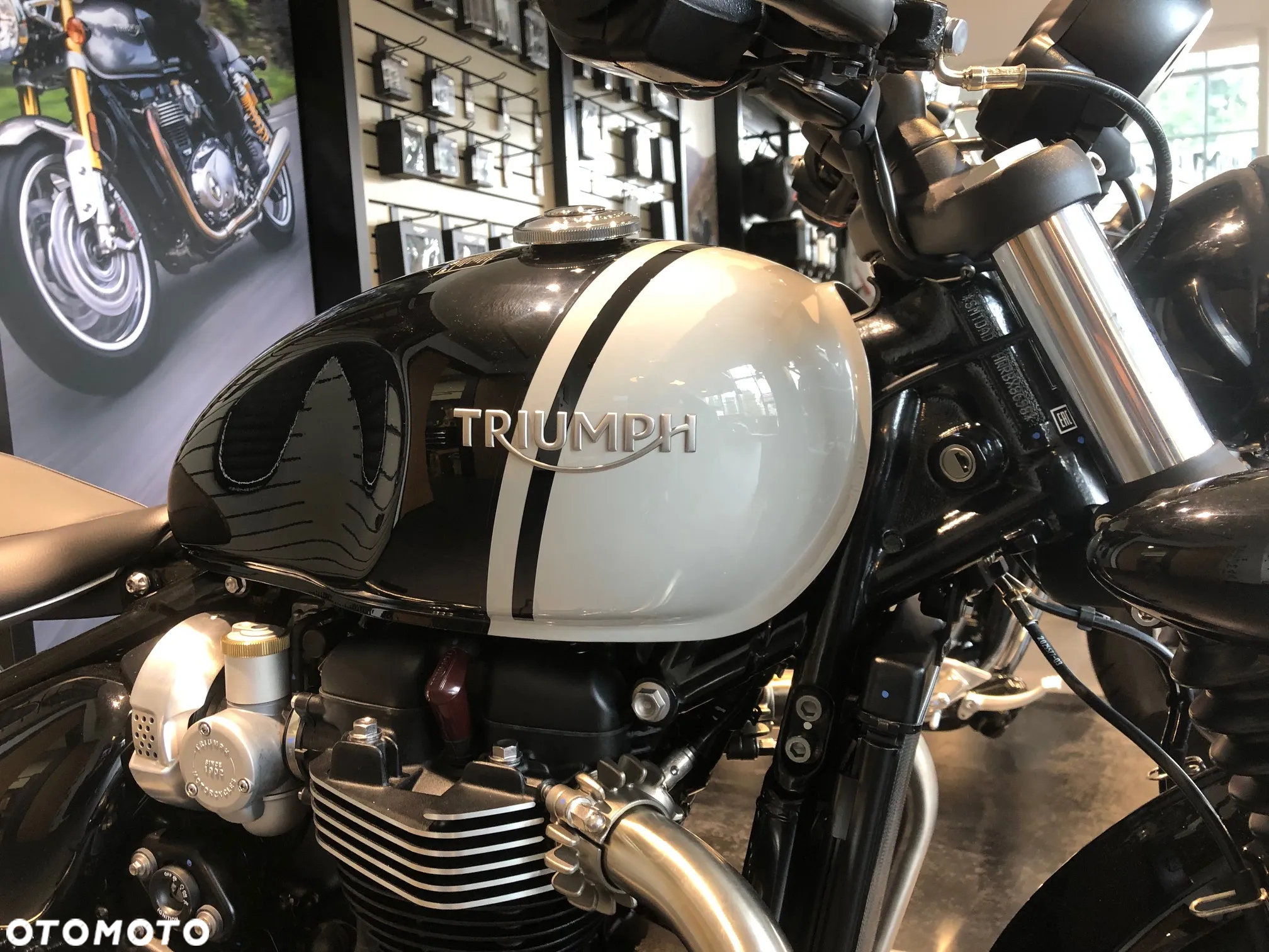 Triumph Bonneville Bobber - 3