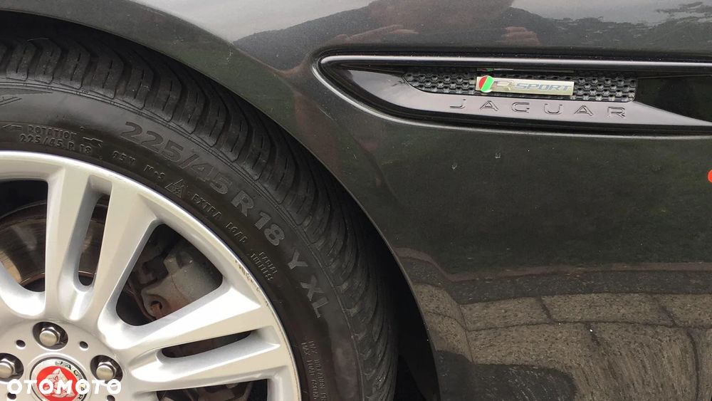 Jaguar XE 2.0 D R-Sport - 16