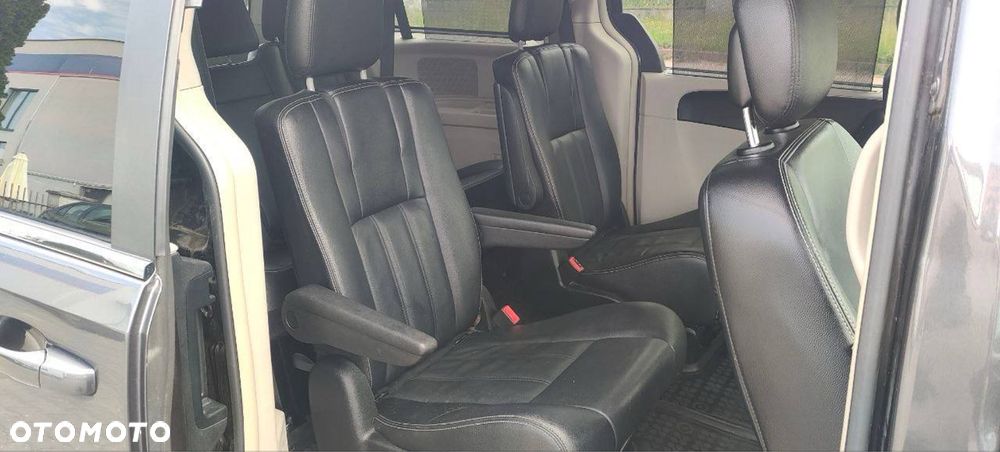 Chrysler Town & Country - 5
