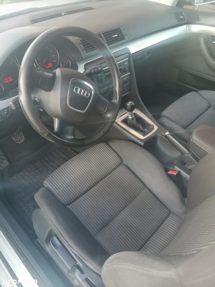 Audi A4 Limousine - 8