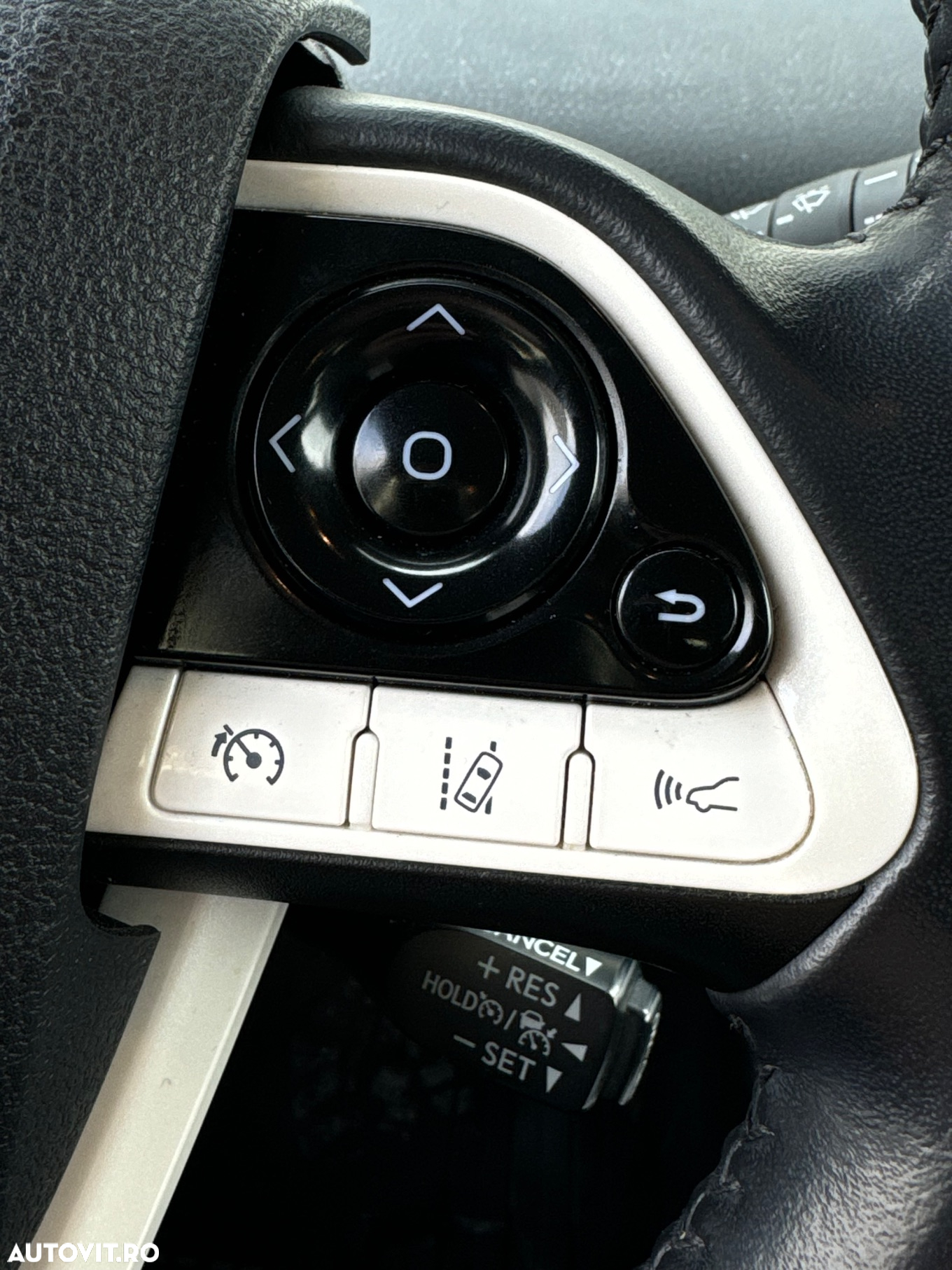 Toyota Prius (Hybrid) Life - 10
