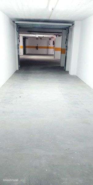 Box fechada para dois carros - Grande imagem: 3/4