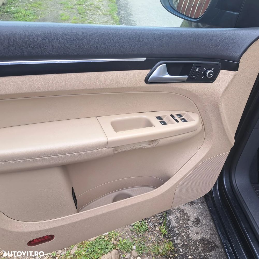 Volkswagen Touran - 12